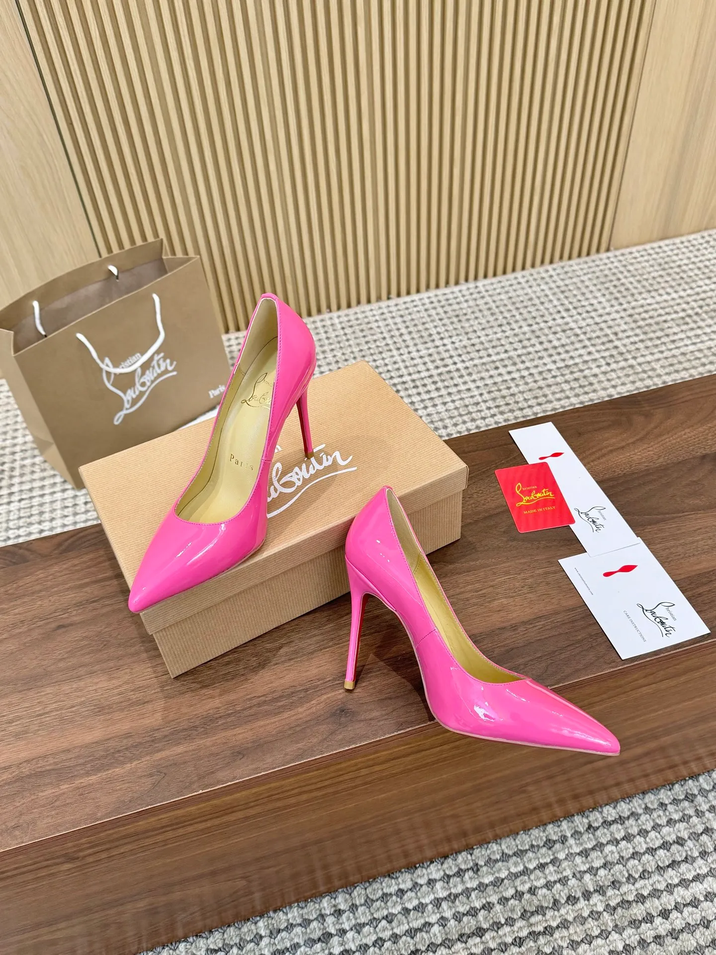 👟👟Ex-factory price 440👟👟 Genuine leather sole +40 Year-round shipment💝Christian Louboutin CL👠 Classic "💎Cow Patent Leather💎 Series" noble and luxurious, real blingbling👟👟 Real materials, all customized by the pattern maker, and the materials are made of original customized materials to achieve the taste of the original 6 color options💍 Upper: Imported 👉cow patent leather💪 Lining: Sheepskin foot pad/lining Size: 34-40.41.42 Heel height: 10.5cm and 8.5cm two options Leather sole Rubber sole